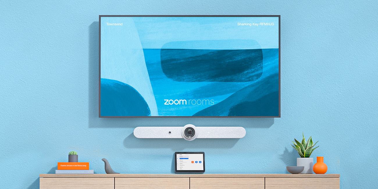 画像：Zoom Rooms 専⽤ハードウェアは、ZoomRooms の拡張、導⼊、管理を合理化するように設計されています。