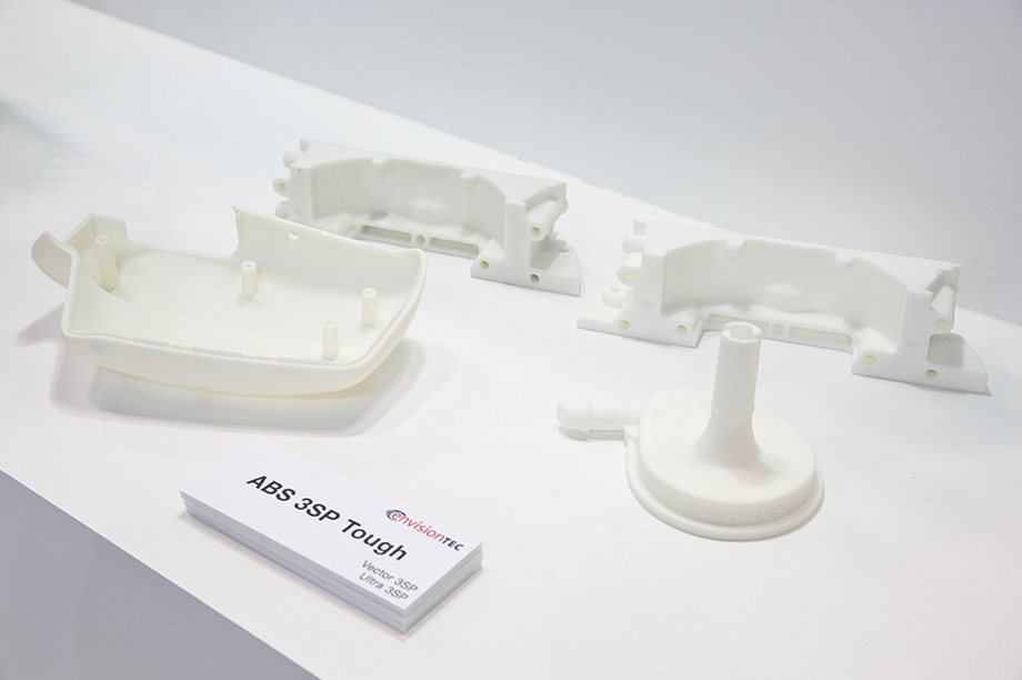 画像3：ドイツ、アメリカ製の3D プリンターを新たに披露。社内外の実例も造形サンプルと共にご案内したリコーブース