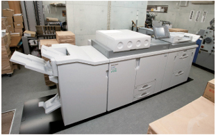 オフセット印刷機、製本機、丁合機などと共に、1階工場に設置されたRICOH Pro C901S
