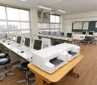 画像：「IPSiO GX e5500」が4台配備されたＰＣ教室