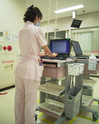 画像：病歴室でスキャンする文書は1日に300～400件に上る。