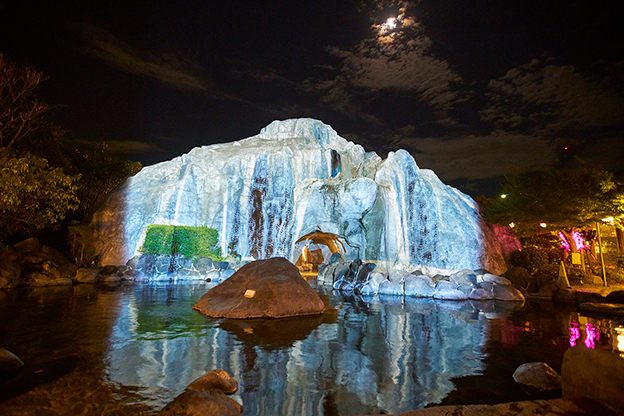 画像：水着露天風呂ゾーン「大滝の湯」で、7月14日から9月30日まで開催されていた夏のイベント。