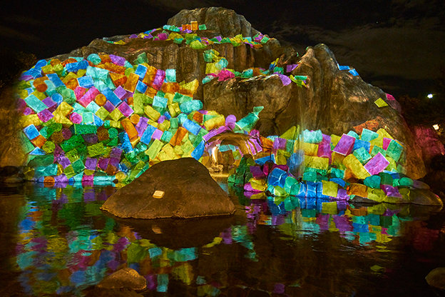 画像：「大滝の湯」にて、岩山の凹凸ではずみながら、宝石のような色とりどりのブロックが湯船まで落ちてくる様子。