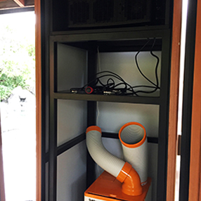 画像：プロジェクター等を格納する特注の機材ボックス。空調と吸排気設備を内蔵している