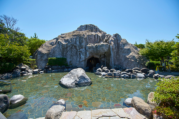 画像：プロジェクションマッピングの舞台になった「大滝の湯」。右側に実際の滝が落ち、中央は洞窟風呂になっている。