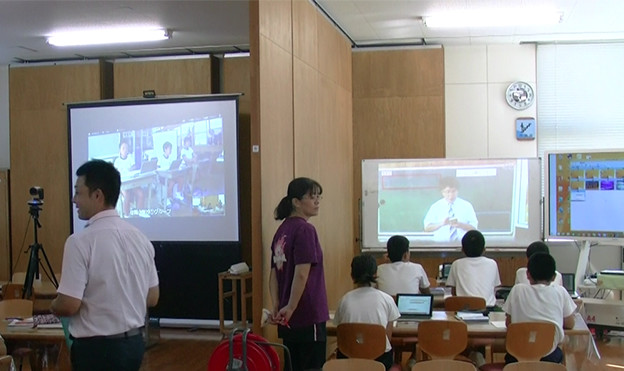 画像：RICOH UCSやIWBなどのICT機器を組み合わせ、一つの教室で2つの遠隔合同授業を行う「徳之島モデル」