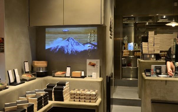 画像：店舗は奥が調理場となっており、ガラス張りでお客様から調理場が見えるデザイン
