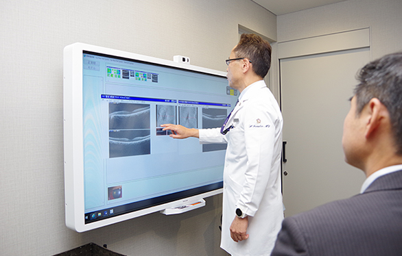画像：IWBを使って患者様へ画像や検査データを効果的に用いて症状や治療方法を説明されています。