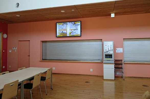 画像：社内コミュニケーションの活性化を図るため、社員の集まる食堂などにデジタルサイネージを設置しています。