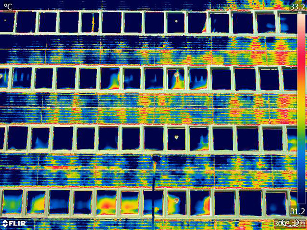 画像：FLIR T640は、建物を外から撮影し外壁全体の劣化診断を行うことも可能。（赤く表示された部分が外壁浮きが疑われる箇所）