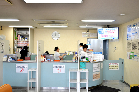 画像：患者様の見やすい位置にモニターを設置しています。（札幌店）