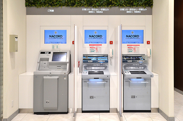 画像：ATMコーナーには小型モニターを複数設置し、情報発信を行っています。