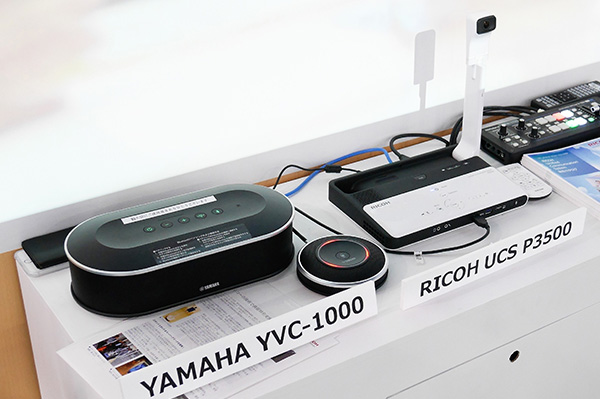 画像2：テレビ会議システムRICOH UCS P3500と会議マイクスピーカーYAMAHA YVC-1000