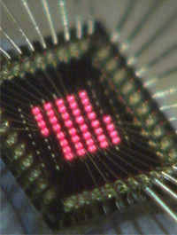 画像：40チャンネル面発光型半導体レーザーアレイ素子（VCSEL）