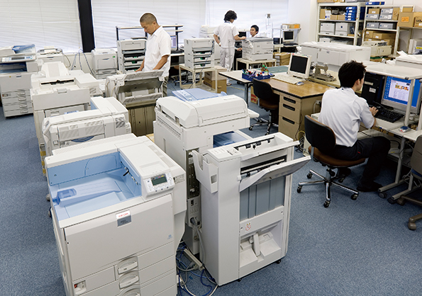 画像：特殊用紙の印刷を事前に検証するリコー検証センター