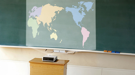 教卓でも、壁掛けでも投影可能
インタラクティブ機能(電子黒板)も使える学校向けプロジェクター