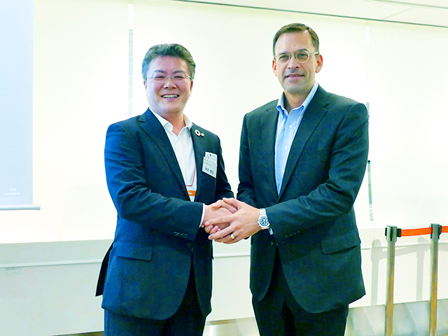 画像：握手する日本マイクロソフト 平野社長（右）とリコージャパン 坂主社長（左）
