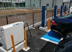 画像：駐車場に設置されたEV充電器