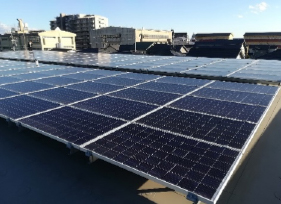 画像：屋上に設置された太陽光発電モジュール