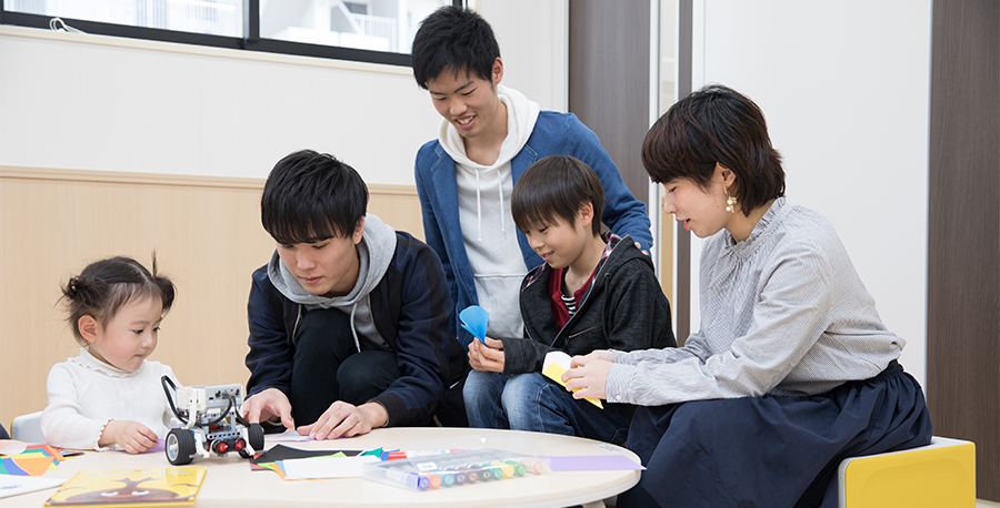 画像：子育てにやさしいまち” を目指して。　地域に根差し、“地域とともに歩む大学“へのご支援。