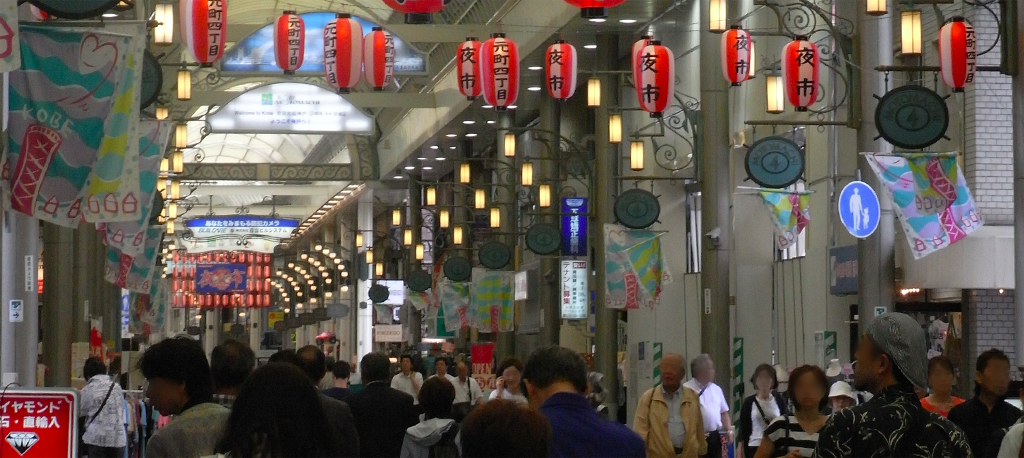 画像：行政機関への複雑な申請業務を代行。地域の商店街に明るさと安心を。