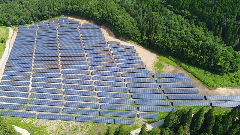 画像：遊休土地を活用して太陽光発電を実施。エネルギーの地産地消で住民サービスを支える。