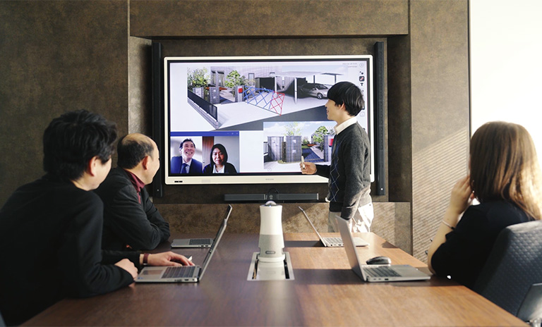 画像：遠隔拠点同士の会議には、テレビ会議システムを利用