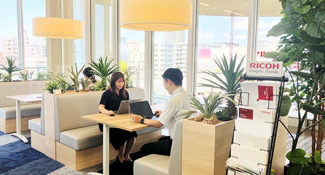 オフィスで働く社員