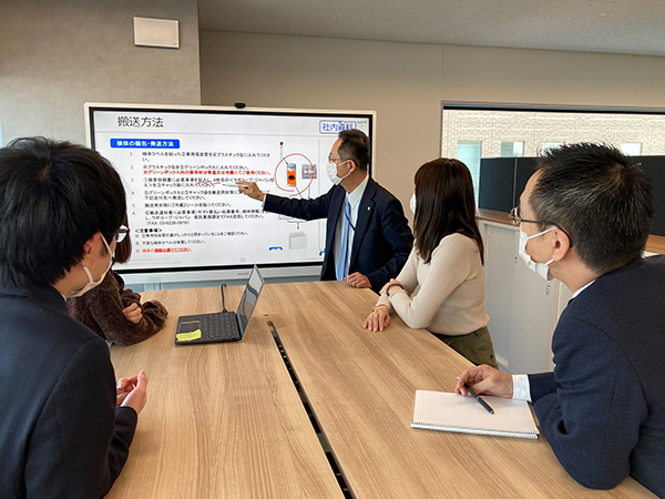 スタンディングミーティングエリアにIWBを設置した様子:1