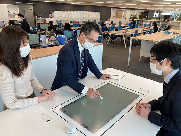 スタンディングミーティングエリアにIWBを設置した様子:2