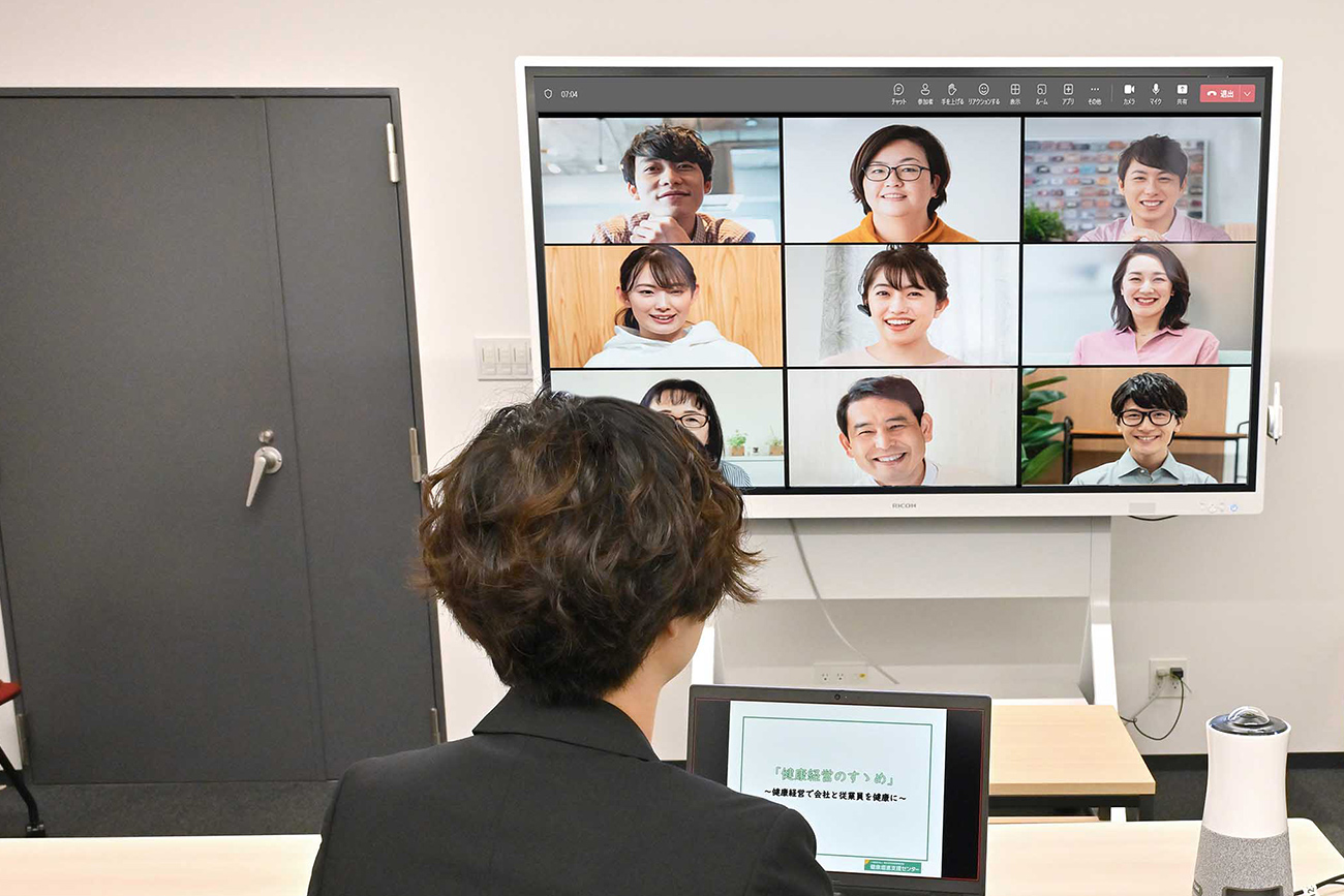 RICOH Interactive Whiteboardで受講者の表情、リアクションを確認しながらセミナーを進行。