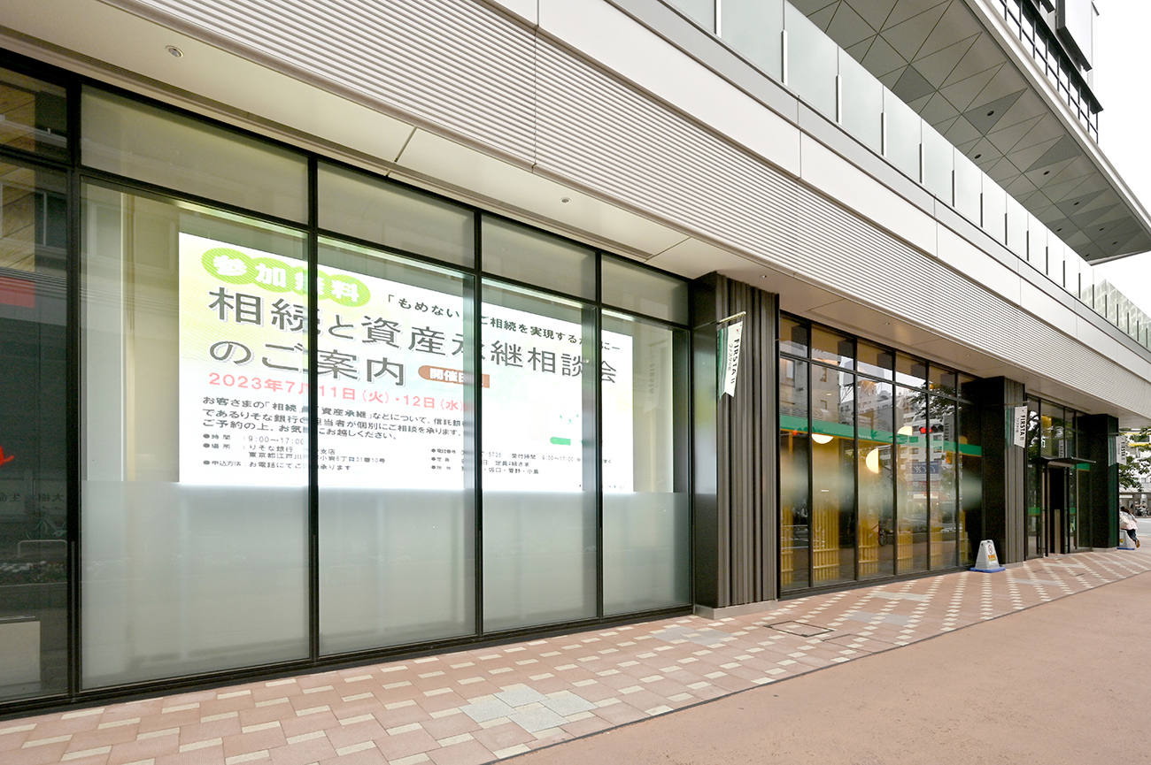 LEDビジョン 人通りの多い「フラワーロード」に面したガラス張りの壁面を使って、ダイナミックにコンテンツを展開。