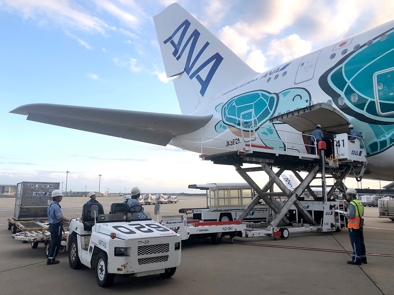 特殊車両による貨物の運搬・搬入のほか、その特殊車両の整備もANA成田エアポートサービス様にて対応