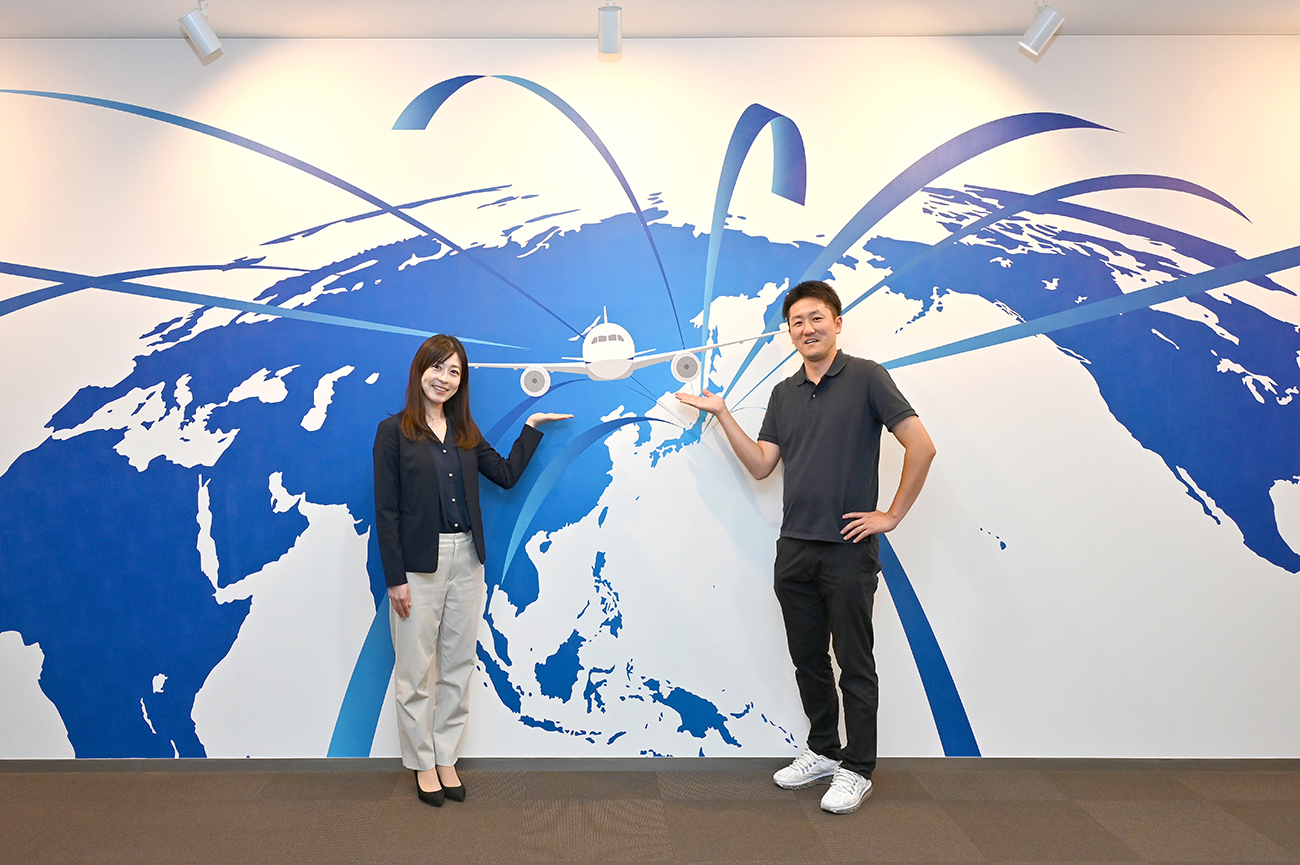 写真左：ANA成田エアポートサービス株式会社　総務部　総務課　広報担当　久保木 真実 様 写真右：ANA成田エアポートサービス株式会社　総務部　空港政策推進課　中村 啓佑 様