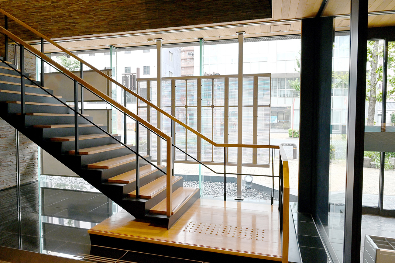 北九州支店（LEDビジョンの背面の様子）