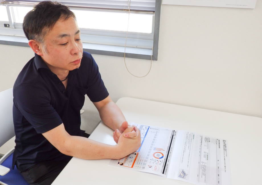 利用状況レポートを眺める室賀社長の画像