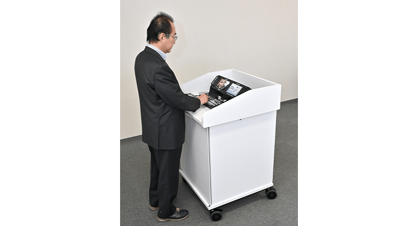 画像：キャスター付きワゴンで移動もスムーズ※画面はハメコミ合成です