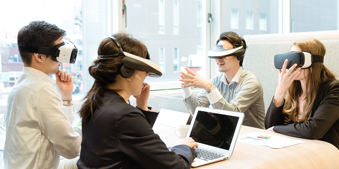 ヘッドセットを装着して会議している画像