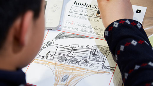 子どもが絵を描いている画像