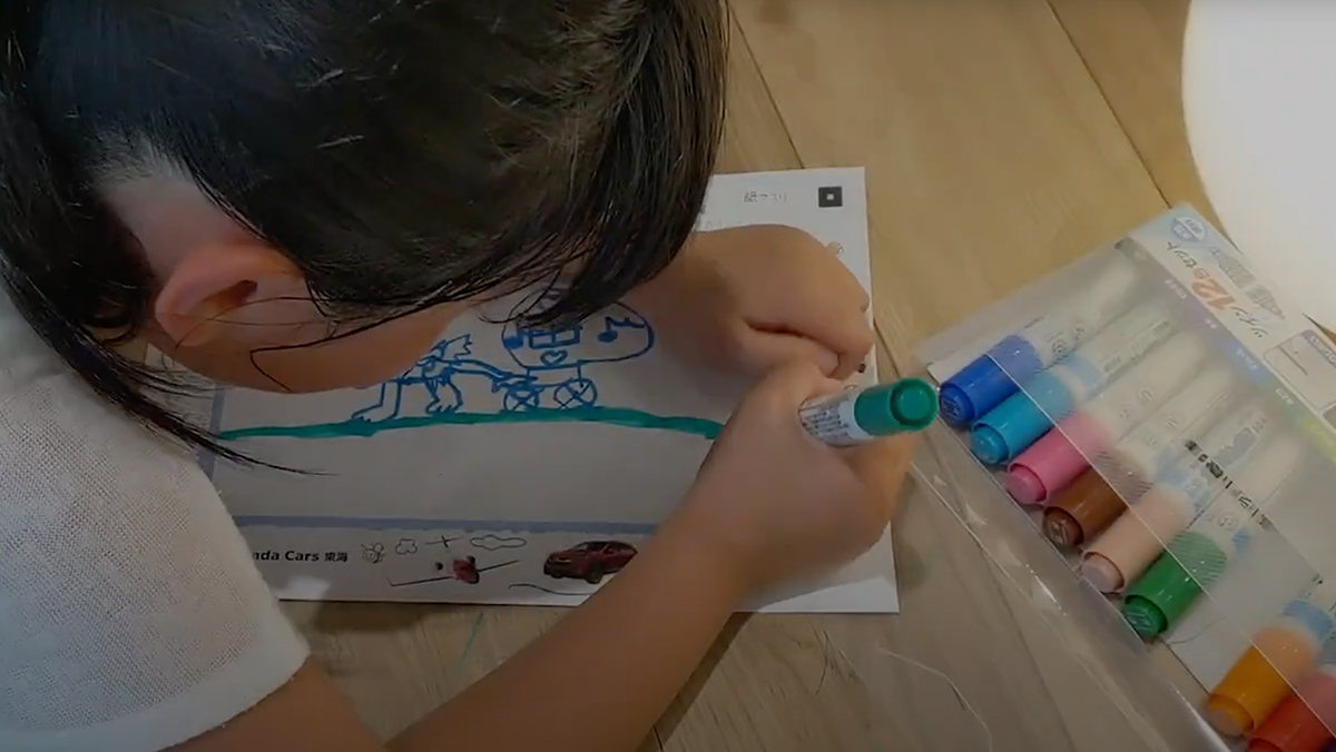 絵を描く子どもの写真