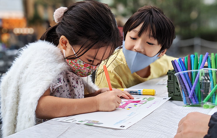 絵を描く子どもの画像