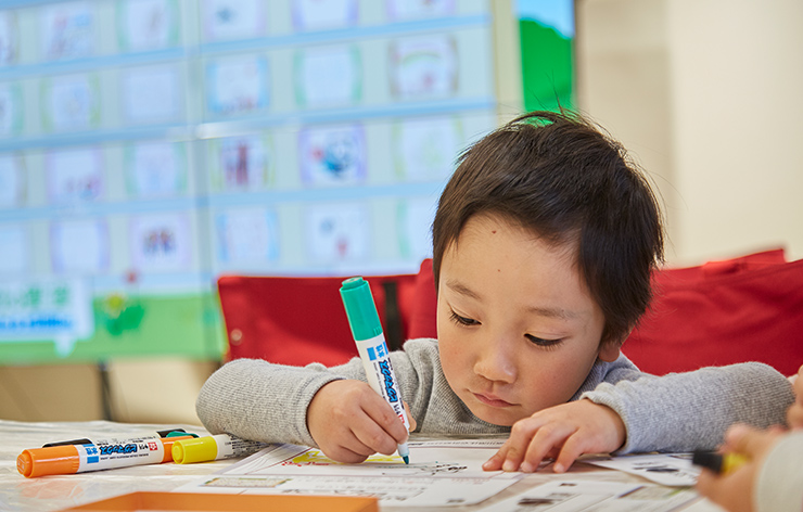 絵を描く子どもの画像