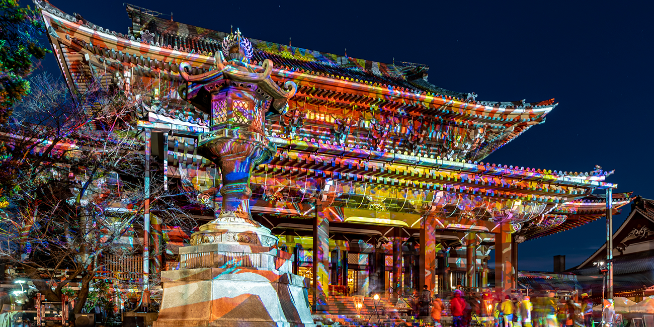 建築物に投影された画像