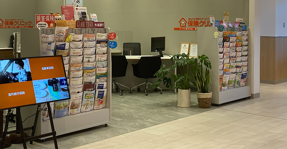 店舗入り口に設置したディスプレイの写真