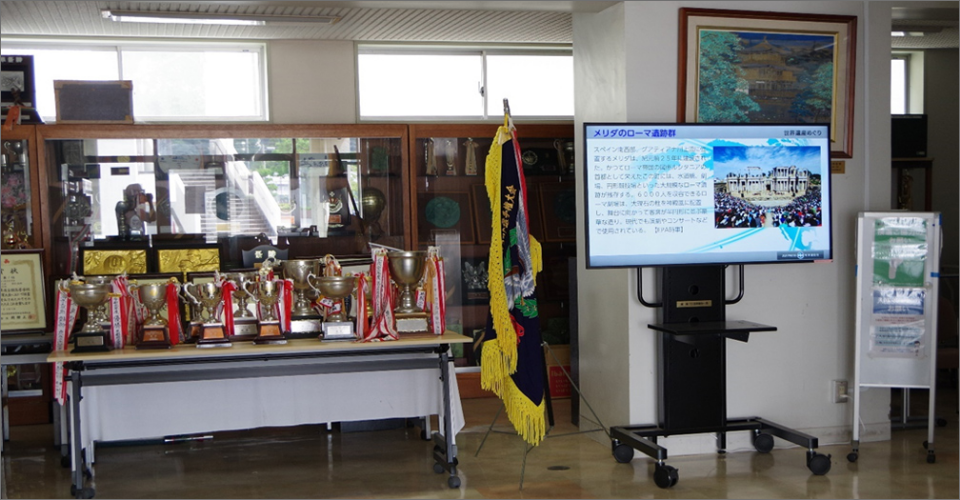 ニュースを表示したディスプレイ