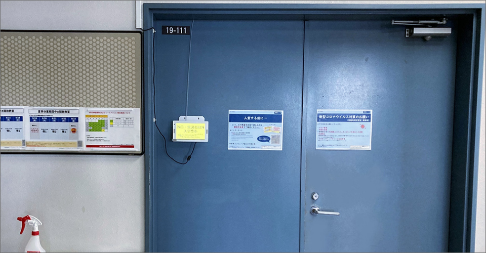 実習室入り口に設置された電子POPの写真