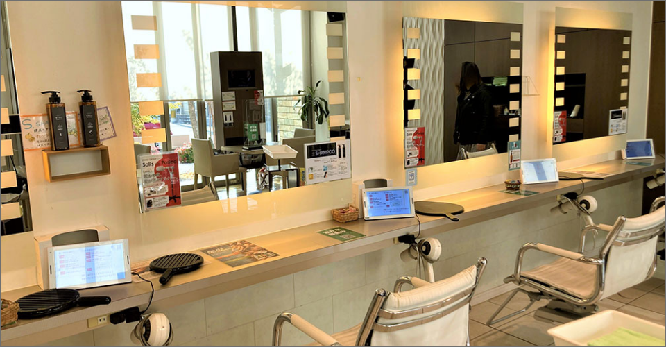 各席に設置された電子POPの写真