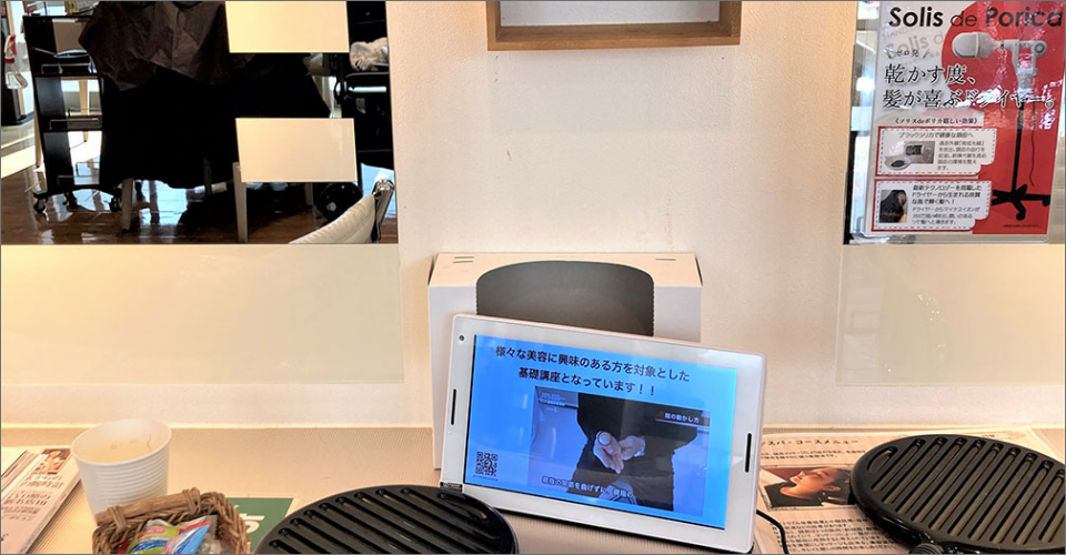 各席に設置された電子POPの写真