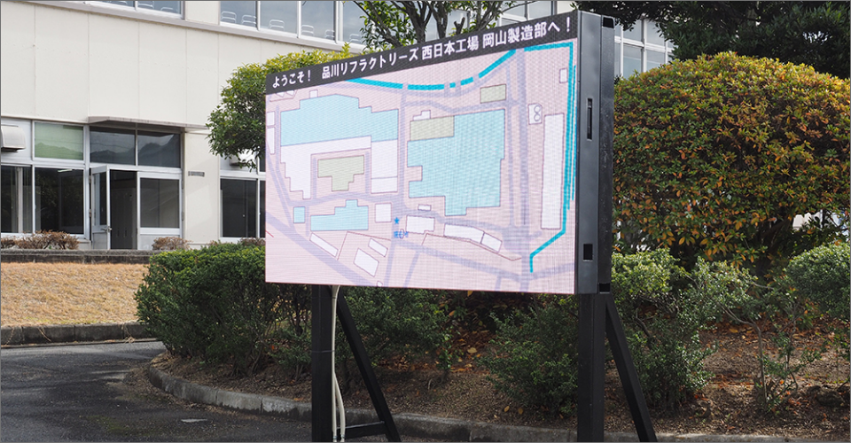 敷地内のマップが表示されたディスプレイ