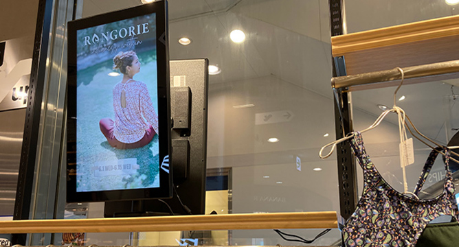 エスカレーターから見える位置に設置されたアパレルのディスプレイ